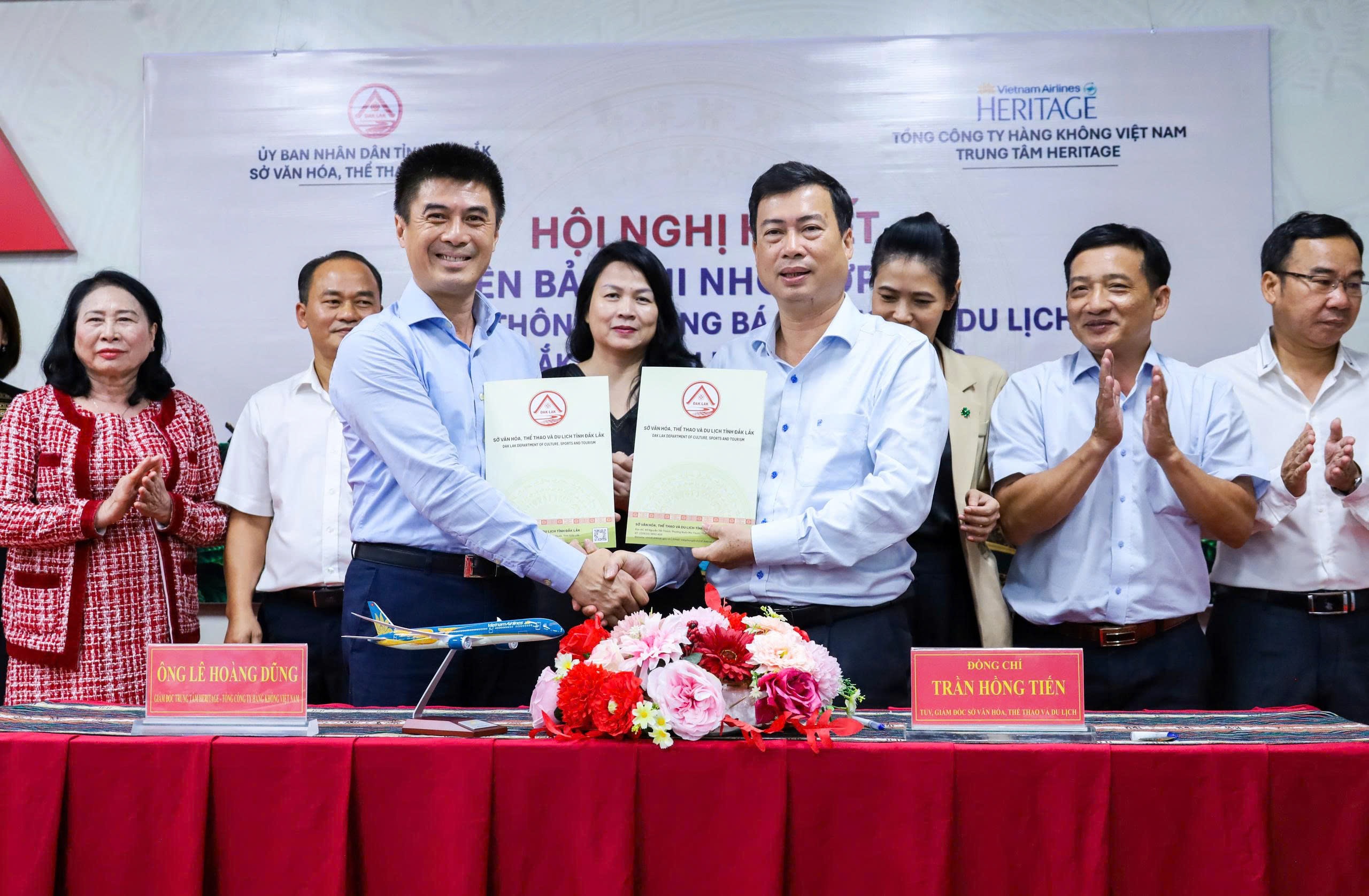 Lãnh đạo Sở Văn hóa, Thể thao và Du lịch tỉnh Đắk Lắk và Trung tâm Heritage – Tổng công ty Hàng không Việt Nam trao Biên bản ghi nhớ hợp tác về truyền thông, quảng bá văn hóa và du lịch tỉnh Đắk Lắk giai đoạn 2026–2030.
